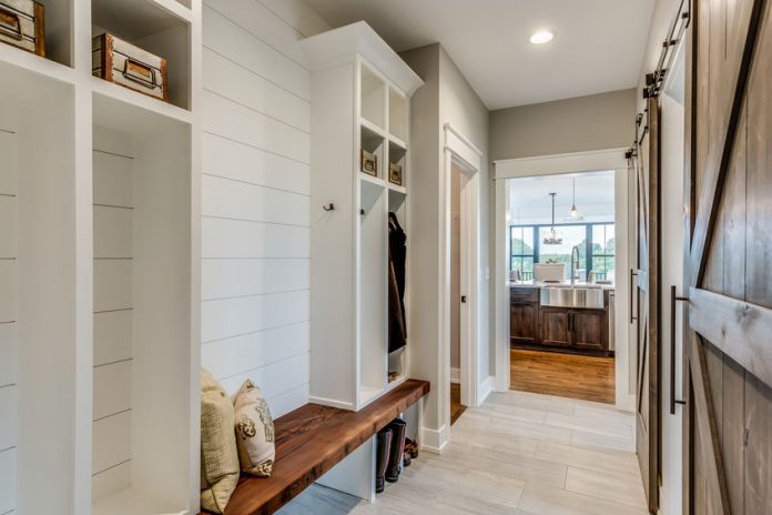 14 Tips on How to Organize a Mudroom